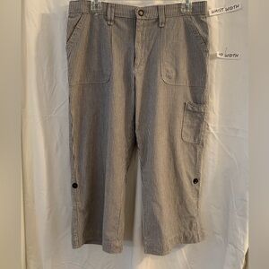 Lee Comfort Waistband size 10 B/W striped cargo capris